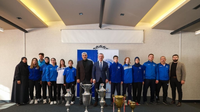 Büyükakın, Kağıtspor’un başarılı sporcularını tebrik etti